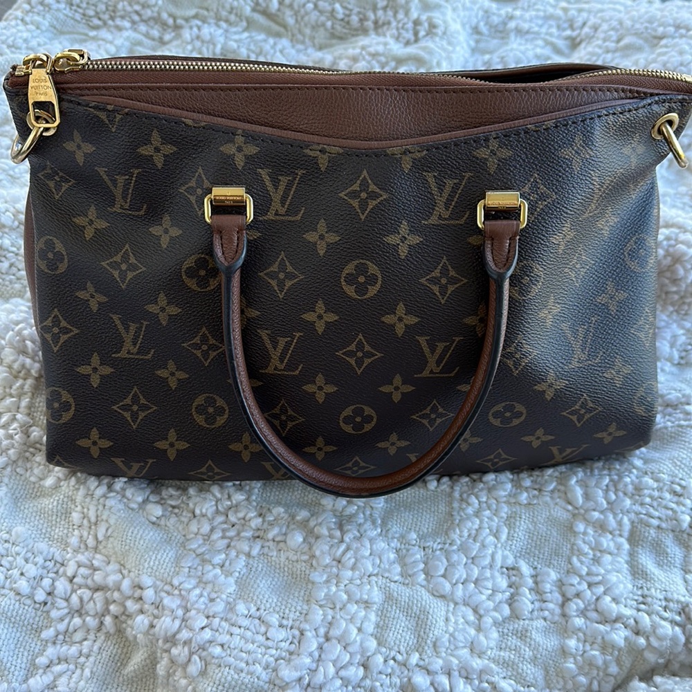 Louis Vuitton Pallas MM in great used condition.